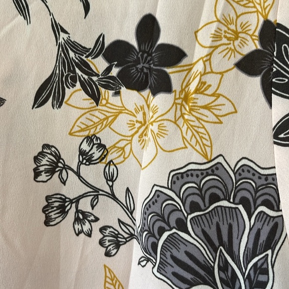 LOFT Plus Floral Top - Picture 7 of 9